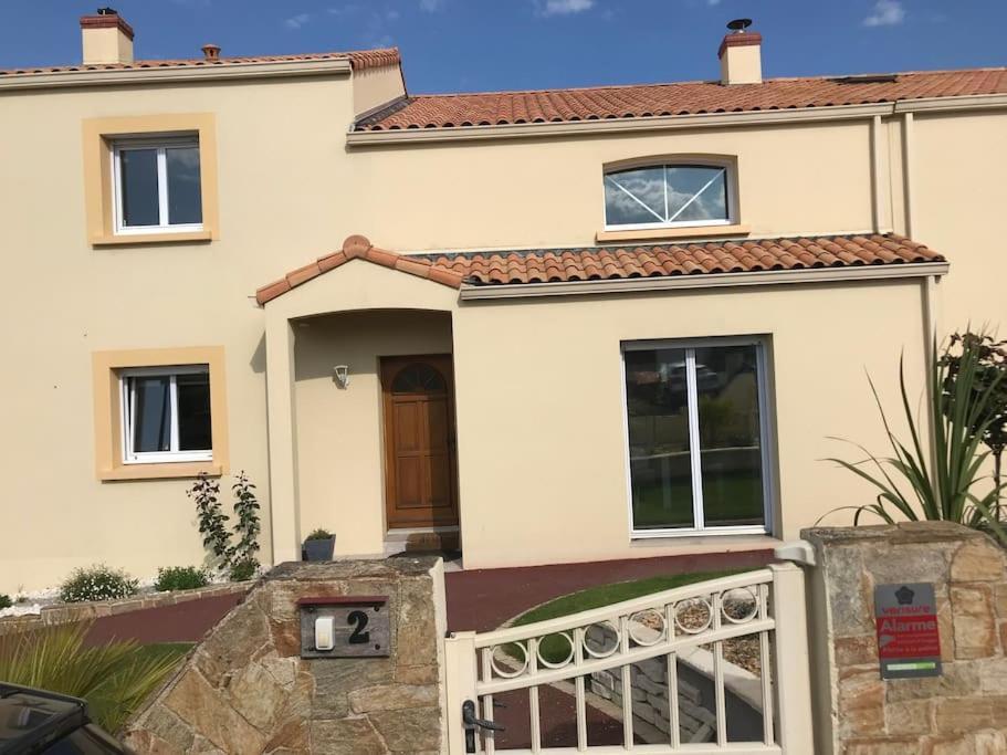 T2 Prive Avec Vue Et Acces Piscine Holiday home